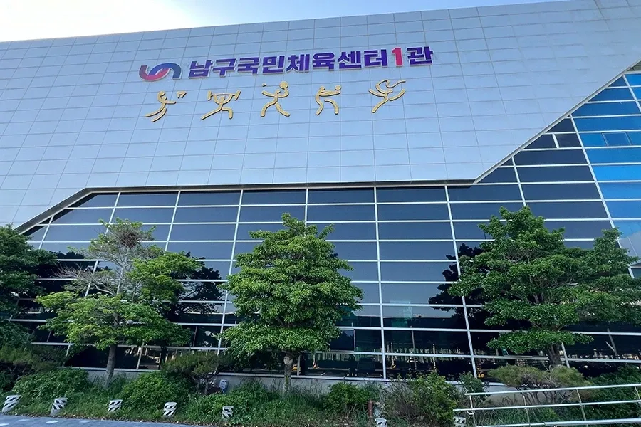 부산 현장 반사필름 시공 후 유리 모습