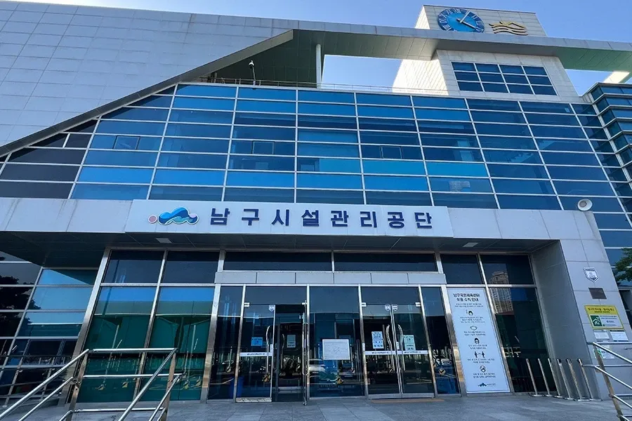 부산 현장 반사필름 시공 전 유리 모습