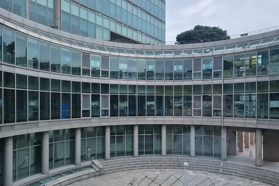 빌딩 유리창에 반사필름을 실제로 시공한 현장