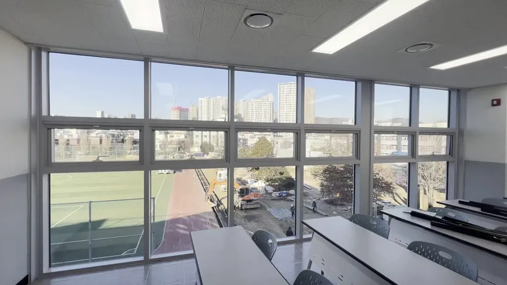 경기광주 학교 건물 통유리 전경