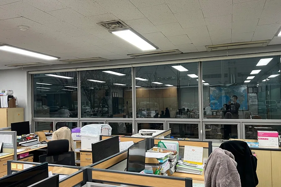 인천 사무실 통유리 반사필름 시공 현장 사진 1
