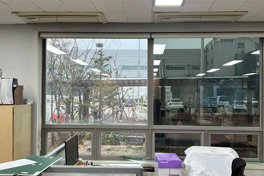 인천 사무실 통유리 반사필름 시공 현장 사진 2