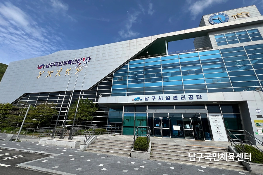 체육관 창문반사필름 시공 현장 사진 1