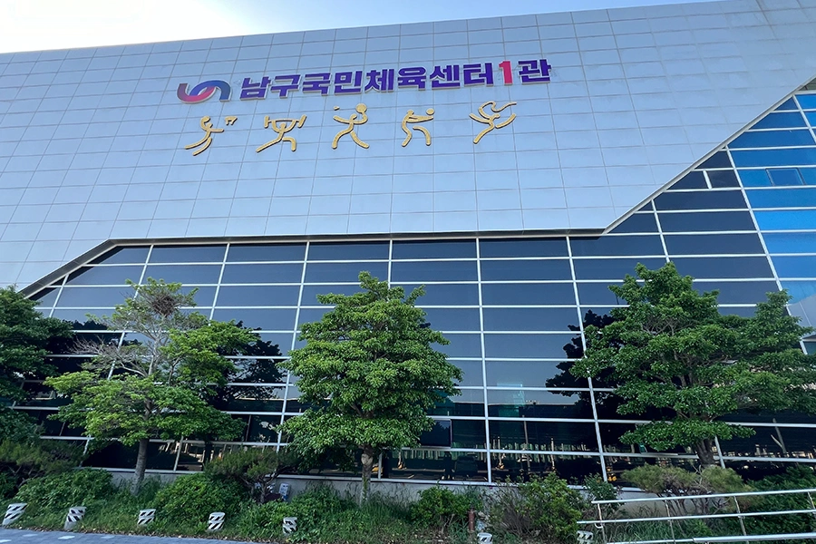 체육관 창문반사필름 시공 현장 사진 2