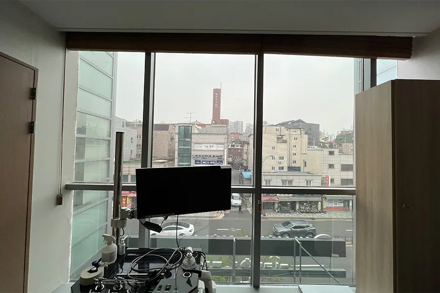 병원 통유리 반사필름 시공 현장 사진 1